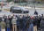  도로에 나온 시민들이 5일 조지 허버트 워커 부지 전 대통령의 리무진 운구차를 촬영하고 있다.[AP=연합뉴스]