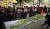 6일 빈민해방실천연대가 서대문구 경찰청 앞에서 경찰이 철거용역 폭력을 방관하고 있다며 관련자 처벌을 촉구하고 있다. [연합뉴스]