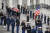 미 의장배 병사들이 5일(현지시간) 워싱턴 의사당에서 장례식장인 대성당으로 가기 위해 운구하고 있다. [UPI=연합뉴스]