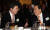 문희상 국회의장(오른쪽)과 이낙연 국무총리가 6일 오후 서울 여의도 63컨벤션센터 그랜드볼룸에서 열린 김대중 전 대통령 노벨평화상 수상 18주년 기념식에서 대화를 나누고 있다. [뉴스1]