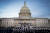 군 의장대가 3일(현지시간) 조지 부시 전 대통령의 관을 워싱턴 DC 의사당 중앙홀로 운구하고 있다. [AP=연합뉴스]