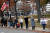  도로에 나온 시민들이 5일 조지 허버트 워커 부지 전 대통령의 리무진 운구차를 향해 피켓들 들고 애도하고 있다.[AFP=연합뉴스] 