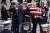 5일 미군들이 성조기로 감싼 조지 H W 부시 전 대통령의 관을 들고 있다. [AP=연합뉴스]