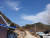 지난달 30일 경북 영양군 석보면 삼의리 마을. 경로당 마당에서 돌아가는 풍력발전기가 보인다. 영양=백경서 기자 