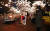 아키히토(明仁) 일왕 생일 기념 리셉션이 열린 6일 오후 그랜드하얏트서울에서 한 시민이 태극기를 들고 1인 시위를 하고 있다. [연합뉴스]