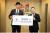 홍정호 선수의 아너 가입식에서 예종석 사랑의열매 회장(오른쪽)과 홍정호 선수(왼쪽)가 전달판을 들고 기념촬영을 하고 있다.