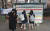 백석역 온수관 파열 사고 희생자 송모(69) 씨가 운영하던 구두수선소 앞에서 학생들이 애도의 글을 붙이고 있다. 임현동 기자