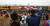 추모객들이 텍사스 밀리칸 부근에서 조지 H.W. 부시 전 미국 대통령의 운구 기차가 지나가자 손을 흔들고 있다. [EPA=연합뉴스]