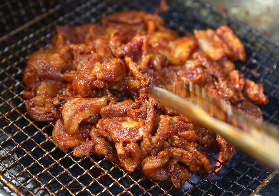 ‘수인관’은 병영불고기 명가다. 연탄불에 구워 불맛이 확 나지만, 고기는 매우 부드럽다. 한 입 씹으면 입 안에서 육즙이 터진다. 손민호 기자 