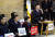 손학규 바른미래당 대표(오른쪽)가 7일 선거구 개혁 관련 농성장에서 기자회견을 하고 있다. 김경록 기자