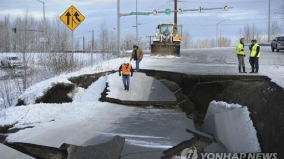 美알래스카 7.0 강진에 무너진 도로, 기적같은 복구