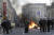 프랑스 남부 도시 마르세유에서도 8일(현지시간) 노란조끼 시위가 열렸다. 시위를 저지하고 있는 경찰 뒤고 쓰레기 수거함이 불에 타고 있다. [AP=연합뉴스]