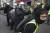  8일(현지시간) 벨기에 브뤼셀에서 경찰이 노란조끼 시위대를 진압하고 있다. [AP=연합뉴스]