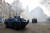 8일(현지시간) 프랑스 파리에서 엘리제 궁으로 향하는 샹제리제 거리 길목에 장갑차가 등장했다. 파리 시위에 장갑차가 등장한 건 지난 2005년 폭동사태 이후 처음이다. [EPA=연합뉴스]