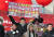 백두청산위원회 회원들이 9일 오후 서울 세종문화회관 앞에서 북한 김정은 국무위원장의 서울 답방에 반대하는 시위를 하고 있다. 최승식 기자