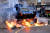  파리 시위 현장에서 장갑차가 불 붙은 구조물을 치우고 있다. [AFP=연합뉴스] 