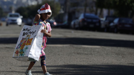 [서소문사진관]연말 지구촌 달구는 각양각색 '산타 '축제