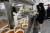 서울시교육청이 &#39;고등학교 등 친환경 학교급식 확대계획&#39;을 발표한 10월 29일 강서구 서울항공비지니스고등학교에서 고등학생들이 점심식사를 하고 있다. [뉴스1]
