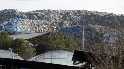 한적한 농촌마을에 솟은 7만톤 쓰레기산…낙동강 오염 위기