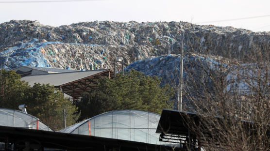 한적한 농촌마을에 솟은 7만톤 쓰레기산…낙동강 오염 위기