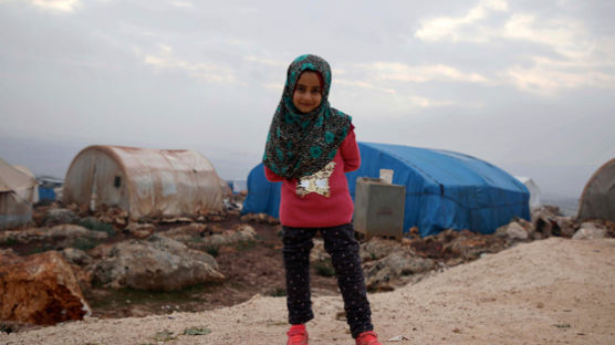 참치캔 의족 끼우던 시리아 소녀···'두 발'이 찾아왔다