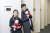 배지영(왼쪽) 학생모델과 이종혁 애니메이션 기획 PD가 투니버스 사옥에서 뿌까 캐릭터 인형을 안고 포즈를 취했다.