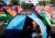 중미에서 온 한 이민자가 멕시코 티후아나의 이민자 수용소 텐트에서 쉬고 있다. 텐트 위에 크리스마스 트리를 장식했다.[REUTERS=연합뉴스]
