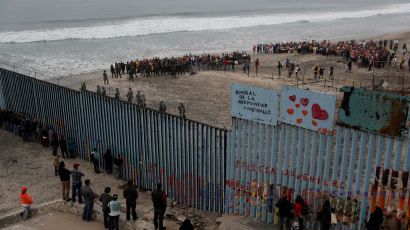 [서소문사진관] 이민자 막는 철조망 너머, 美 시민 "사랑엔 국경 없다" 시위 