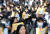 지난달 3일 서울 파이낸스 빌딩 앞에서 열린 &#39;여학생을 위한 학교는 없다&#39; 학생회 날 스쿨미투 집회에서 참가자들이 구호를 외치고 있다. [연합뉴스]