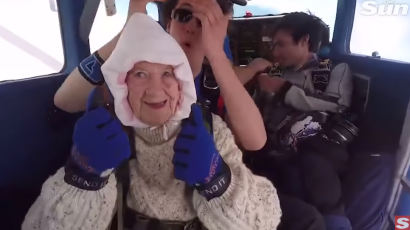 두려움 없는 102세 호주 할머니…자선 위해 스카이다이빙