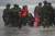 미국 세관국경보호국 (CBP) 요원들이 카라반 지지 시위를 벌인 시민들을 체포하고 있다.[REUTERS=연합뉴스]
