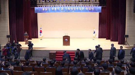 홍남기 “김수현 실장과 매주 만날 것...내년 1분기까지 최저임금 결정방식 개편”
