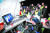‘노란 조끼’ 시위 참가자들이 10일 프랑스 마르세유 인근 고속도로 톨게이트에서 마크롱 대통령의 대국민 담화 생방송을 지켜보고 있다. [로이터=연합뉴스]