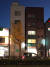 일본 나고야시에 있는 5층 건물에 소방관 진입창이 역삼각형 모양(빨간색 동그라미 안)으로 표시돼 있다. [사진 정지은씨]