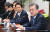 문재인 대통령(오른쪽)이 10일 오후 청와대 여민관에서 열린 수석보좌관회의에서 발언하고 있다. [청와대사진기자단]