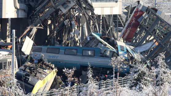 종이처럼 구겨진 열차, 터키서 열차사고 9명 사망·수십 명 부상
