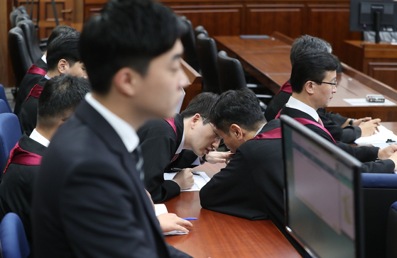  서울중앙지법 417호 대법정에서 재판부가 입장하기에 앞서 검사들이 이야기를 나누고 있다. [사진공동취재단]