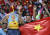 지난 6일 하노이에서 열린 필리핀과의 준결승에서 환호하는 베트남 축구팬들.[AP=연합뉴스]