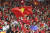 베트남의 선전은 전 국민의 열띤 응원의 힘이기도하다.11일 말레이시아 쿠알라룸푸르 부킷 잘릴 내셔널 스타디움에서 열린 말레이시아와의 아세안 축구연맹(AFF) 스즈키컵 결승 1차전에서 베트남 팬들이 응원전을 펼치고 있다.[AP=연합뉴스]
