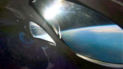 [서소문사진관] 2억8000만원, 90분 환상 우주여행 ...버진 캘러틱의 유인우주선 첫 시험비행 성공해