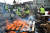 지난 4일(현지시간) 프랑스 북서부 몬타본 지역에서 바리케이트를 치고 시위하고 있는 노란 조끼 시위대 [사진 AFP=연합뉴스]