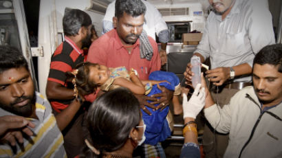인도 힌두교 음식 먹은 어린이 등 11명 죽고 90여명 입원