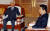 노무현 전 대통령이 청와대에서 이강철 시민사회수석비서관에게 임명장을 수여후 담소를 하고 있다.