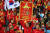 15일 베트남 하노이 미딘경기장에 모인 베트남 축구팬들이 박항서 감독의 사진과 태극기 등을 들고 응원하고 있다.[EPA=연합뉴스]