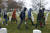 화환의 날 행사에 참여한 자원봉사자들이 15일 알링턴 국립묘지에서 화환을 받고 들고 자신의 담당구역으로 향하고 있다. [AP=연합뉴스]