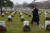 도널드 트럼프 미국 대통령도 15일 화환의 날을 맞아 알링턴 국립묘지를 방문해 비가 내리는 가운데 전사자 묘비 사이를 걷고 있다. 트럼프의 행사 참석은 공식일정에는 없었다. [AFP=연합뉴스]