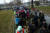 화환의 날 행사에 참여한 자원봉사자들이 15일 알링턴 국립묘지에서 화환을 받고 있다. [AP=연합뉴스]