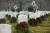 자원봉사자들이 15일(현지시간) 알링턴 국립묘지 60구역 전사자 묘비에 화환을 놓고 있다. 60구역에는 2001년 이후 전세계 전쟁터에서 사망한 군인들이 묻혀 있다.[EPA=연합뉴스]