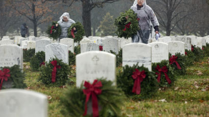 [서소문사진관] 미국 '화환의 날', 전국 국립묘지 화환으로 덮여