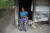 재클린 엄마 클라우디아 마퀸이 15일(현지시간) 과테말라 집 앞에서 어린아이에게 젖을 물리고 있다. [AFP=연합뉴스] 